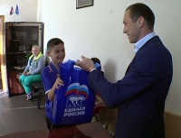 Сергей Смирнов и Антон Басанский вручили детям подарочные наборы к школе.
