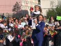 Антон Басанский поздравил учеников 29 магаданской школы с Днем знаний