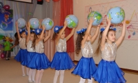 Председатель Магаданской городской Думы Сергей Смирнов поздравил руководство и воспитателей детского сада №53 с юбилеем дошкольного учреждения.