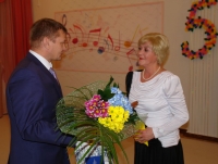 Председатель Магаданской городской Думы Сергей Смирнов поздравил руководство и воспитателей детского сада №53 с юбилеем дошкольного учреждения.