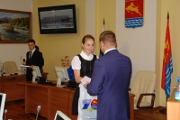 Председатель Магаданской городской Думы Сергей Смирнов вручил школьникам Магадана паспорта