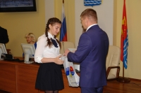 Председатель Магаданской городской Думы Сергей Смирнов вручил школьникам Магадана паспорта