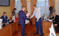 Сергей Смирнов торжественно вручил награды магаданцам, внесшим вклад в развитие и поддержку городской среды
