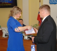 На заседании Магаданской городской Думы Сергей Смирнов вручил награды магаданцам за вклад в развитие города.