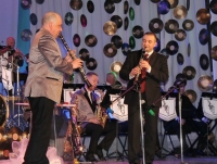 Сергей Смирнов вручил награды городской Думы музыкантам магаданского оркестра духовой и эстрадной музыки.