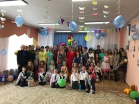 Депутат по избирательному округу №3  Александр Вахов поздравил выпускников Магадана.