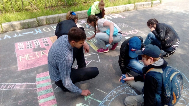 Во дворах шестого избирательного округа работает отряд учащихся лицея им.Крупской, организованный по руководством Валерия Михайлова.