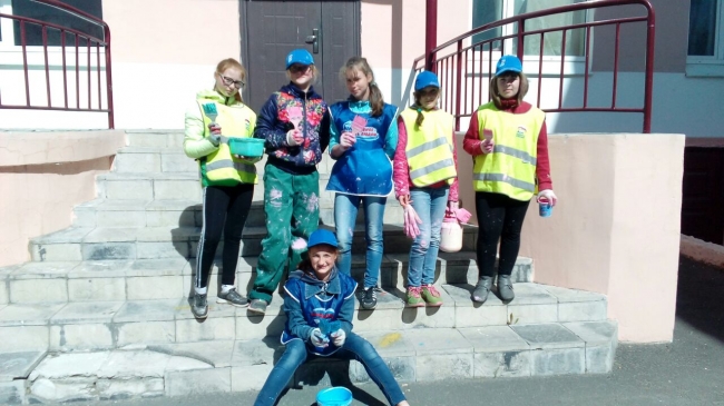 Во дворах шестого избирательного округа работает отряд учащихся лицея им.Крупской, организованный по руководством Валерия Михайлова.