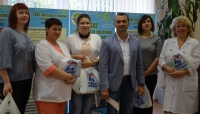 30 работников Магаданской детской областной больницы получили канцелярские наборы в качестве поддержки при подготовке детей к школе.