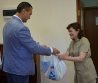 30 работников Магаданской детской областной больницы получили канцелярские наборы в качестве поддержки при подготовке детей к школе.