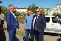 Сергей Смирнов инициировал выездное совещание по ремонту тротуара у музыкальной школы Магадана.