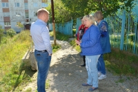 Сергей Смирнов инициировал выездное совещание по ремонту тротуара у музыкальной школы Магадана.
