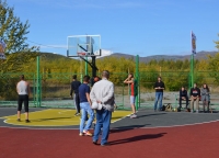 В поселке Сокол появилась современная баскетбольная площадка.