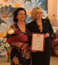 Виктория Голубева поздравила с юбилеем одного из старейших работников сферы образования Магадана.