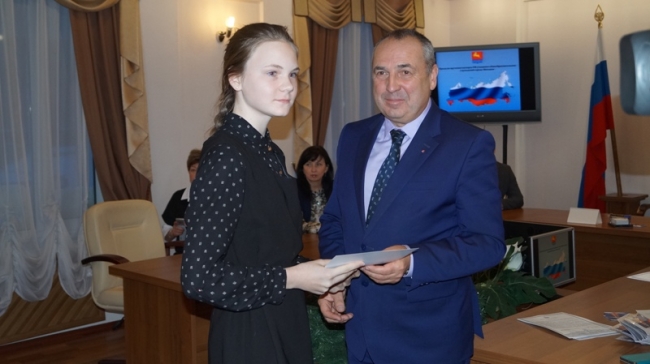 Председатель Магаданской городской Думы Сергей Смирнов поздравил школьников Магадана с получением паспорта.
