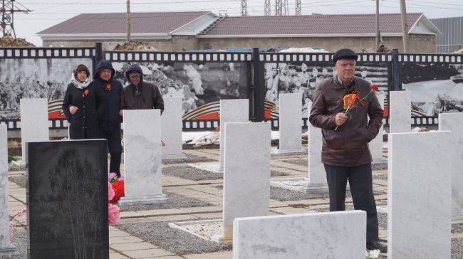 Председатель Магаданской городской Думы Сергей Смирнов принял участие в церемониях памяти, посвященных 73 годовщине Победы в Великой Отечественной Войне. Памятный митинг и Лития прошли на мемориальном кладбище, а также в Сквере Победы 8 мая 2018 года. 