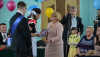 Депутаты Магаданской городской Думы поощрили лучших выпускников на празднике Последнего звонка