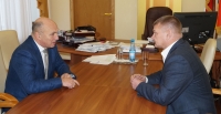 Председатель Думы Сергей Смирнов встретился с руководителем департамента физкультуры и спорта Магаданской области Борисом Хейнманом для обсуждения вопросов развития спорта в Магадане. 