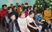 Две тысячи новогодних подарков Сергей Смирнов вручил своим избирателям. 