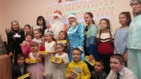 Виктория Голубева и Максим Малахов поздравили детей, проживающих в третьем микрорайоне Магадана с наступающими праздниками