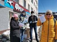 Депутаты «Единой России» в  Магадане проводят акцию по раздаче медицинских масок