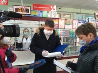 Активисты партпроекта «Единой России» проверили организацию защитных мер в магазинах и аптеках города