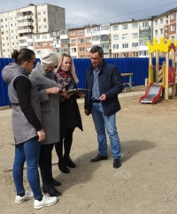 Виктория Голубева и Максим Малахов проверили состояние детских площадок в Магадане. 