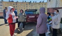 Ксения Суханкина приняла участие в дворовом субботнике и встретилась с избирателями